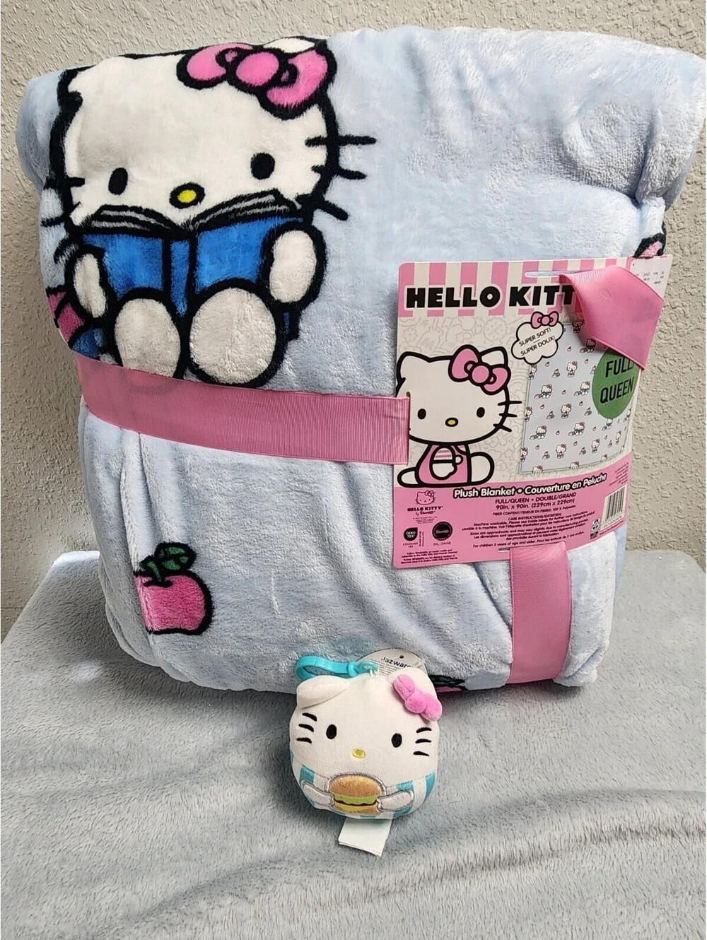 🙀HELLO KITTY FULL QUEEN APPLES AND BOOK PLUSH BLANKET W PLUSH MASCOT CLIP!